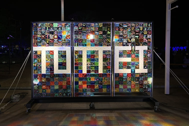 色鮮やかに照らすTOTTEIステンドグラスモニュメント！